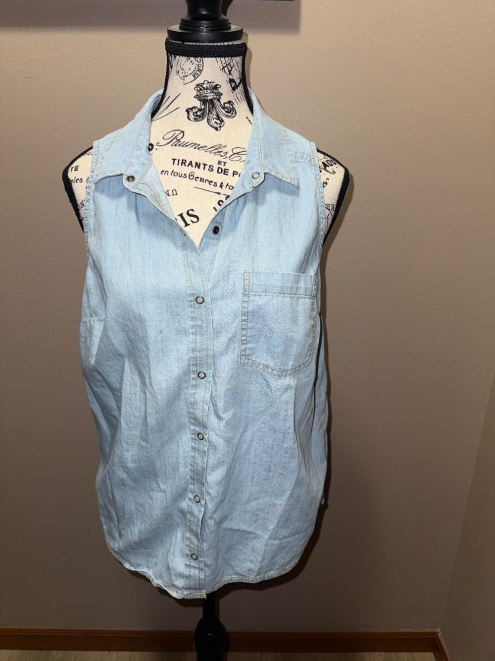 Arizona Jean Co Light Wash Chambray Split Back Sleeveless Shirt Large